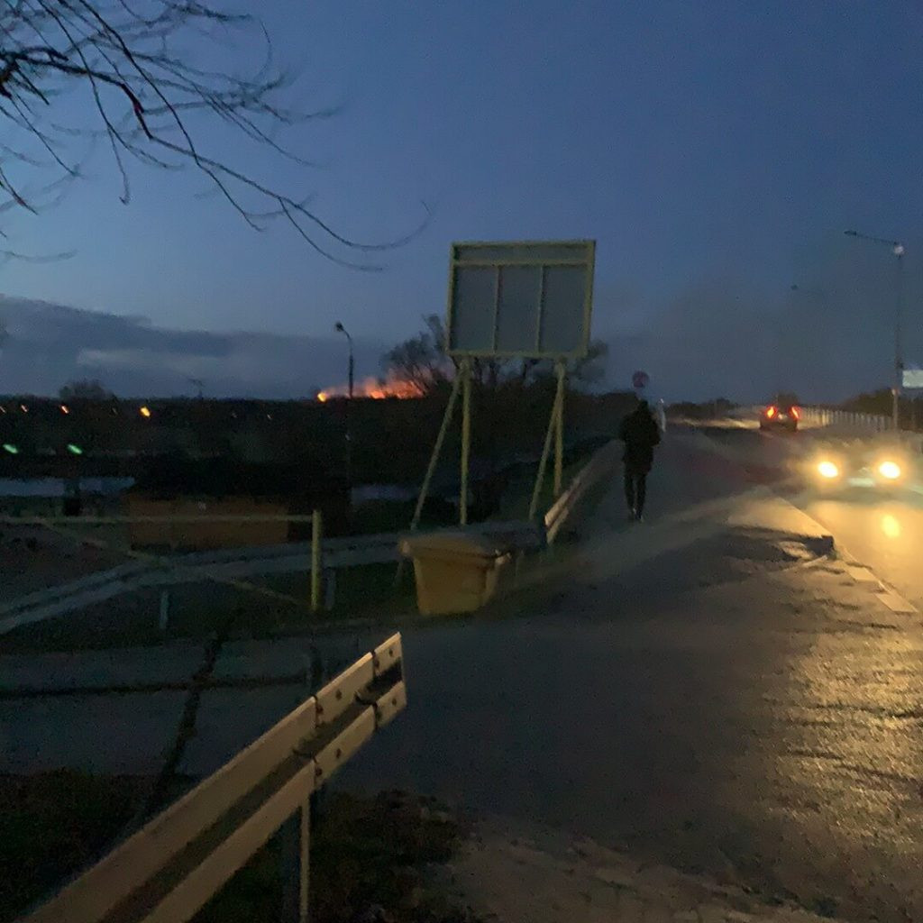 Pożary traw w Piątnicy, jeden było widać z mostu Hubala [FOTO]