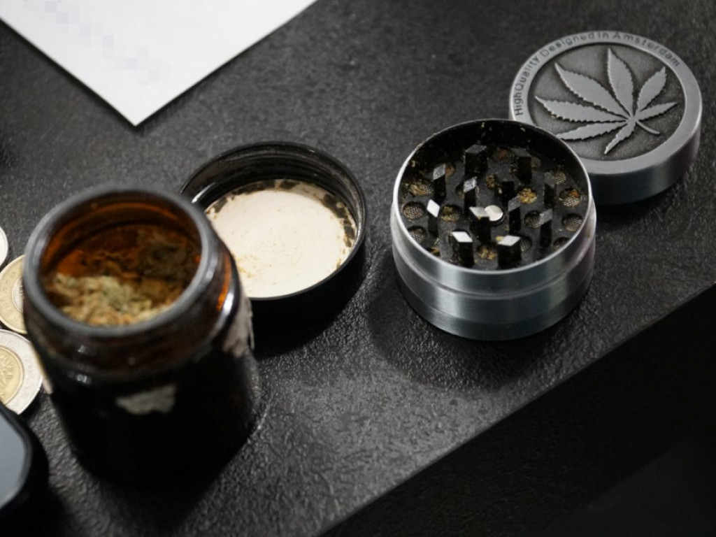 Policja rozbiła grupę przestępczą, która handlowała narkotykami również w Łomży [FOTO]