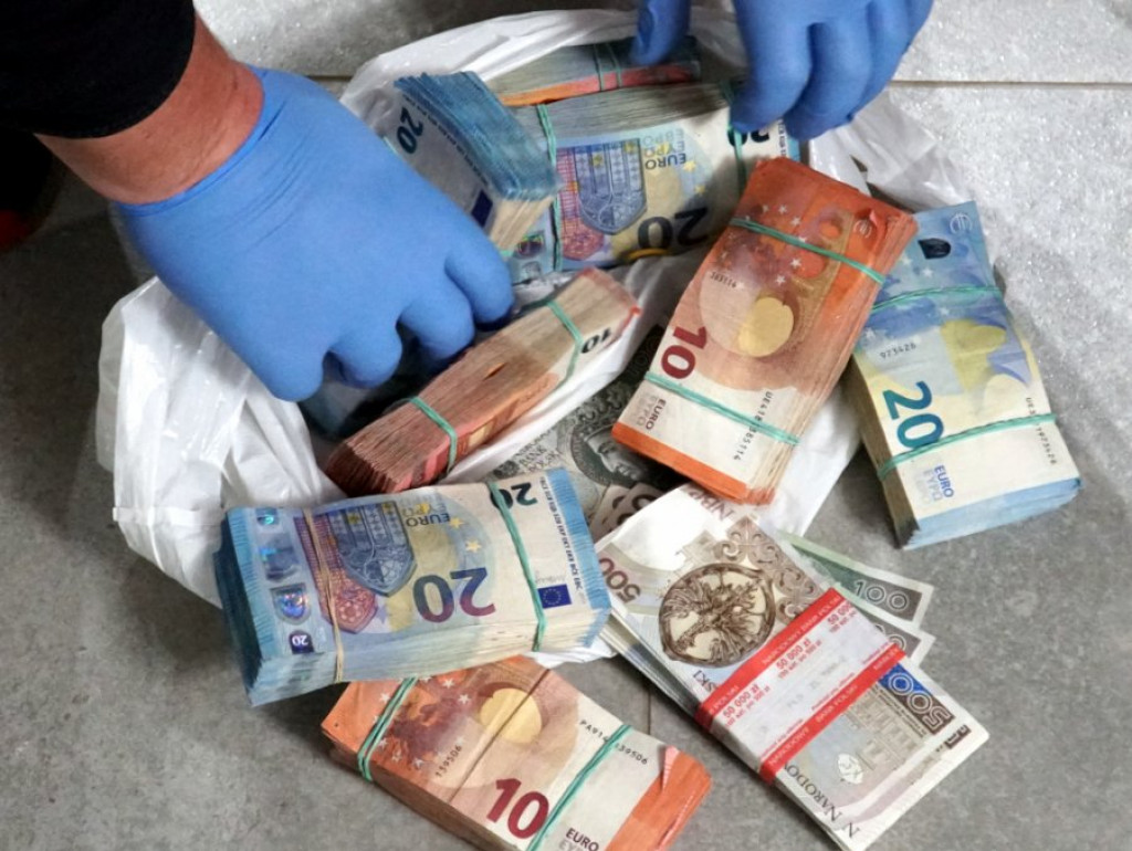 Policja rozbiła grupę przestępczą, która handlowała narkotykami również w Łomży [FOTO]