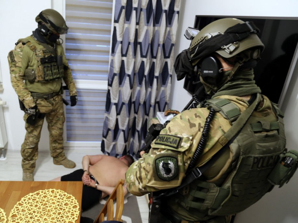 Policja rozbiła grupę przestępczą, która handlowała narkotykami również w Łomży [FOTO]