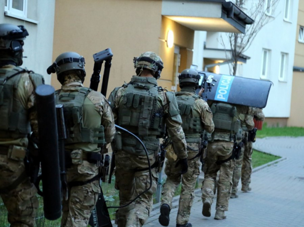 Policja rozbiła grupę przestępczą, która handlowała narkotykami również w Łomży [FOTO]