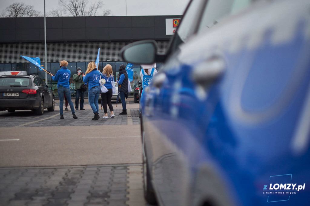 Niebieski marsz w reżimie sanitarnym przeszedł ulicami Łomży [FOTO]
