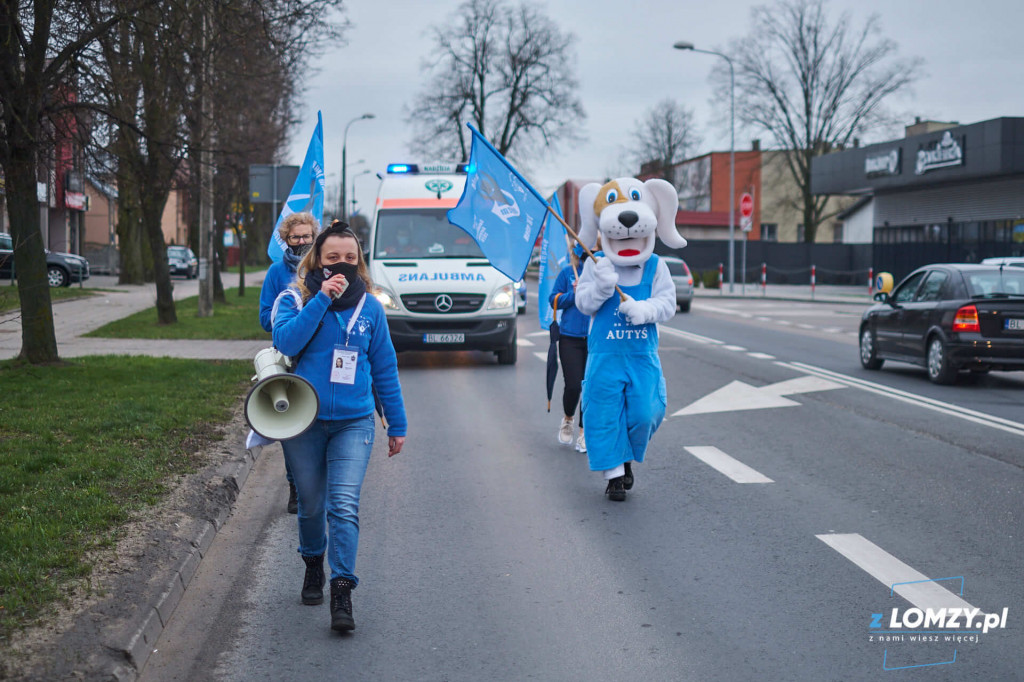 Niebieski marsz w reżimie sanitarnym przeszedł ulicami Łomży [FOTO]