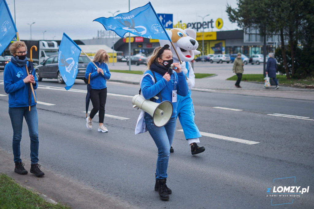 Niebieski marsz w reżimie sanitarnym przeszedł ulicami Łomży [FOTO]