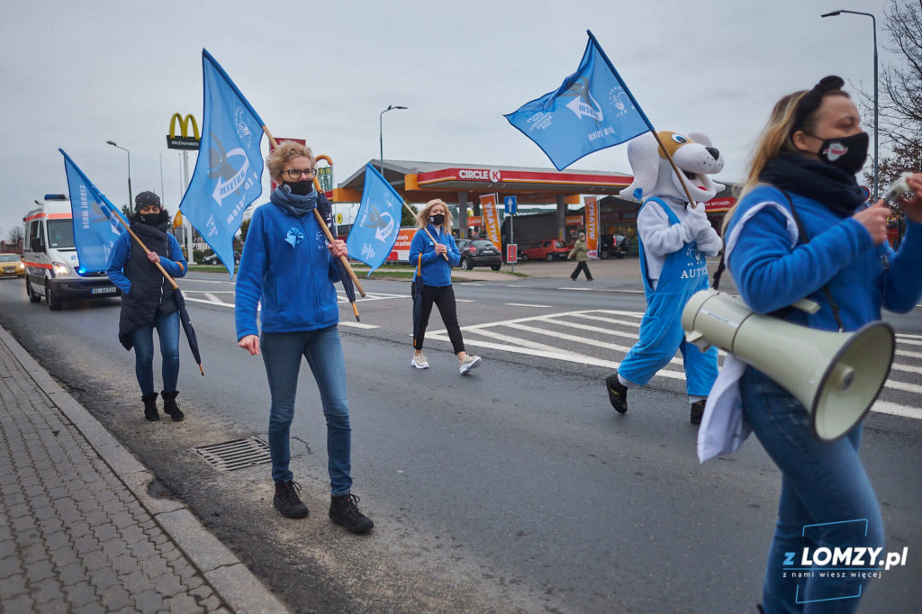 Niebieski marsz w reżimie sanitarnym przeszedł ulicami Łomży [FOTO]