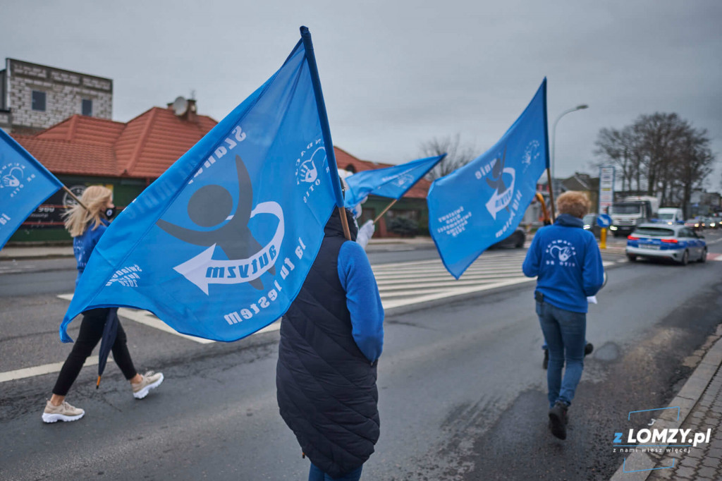 Niebieski marsz w reżimie sanitarnym przeszedł ulicami Łomży [FOTO]
