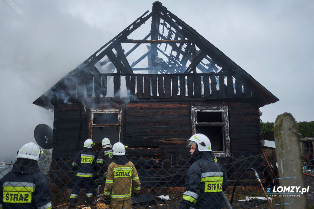 W pożarze drewnianego domu zginął mężczyzna [VIDEO i FOTO]