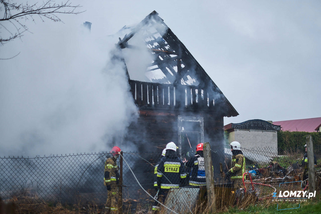W pożarze drewnianego domu zginął mężczyzna [VIDEO i FOTO]