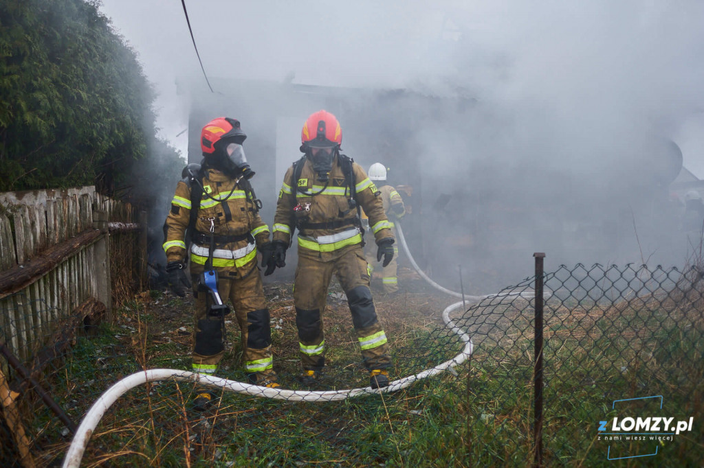 W pożarze drewnianego domu zginął mężczyzna [VIDEO i FOTO]