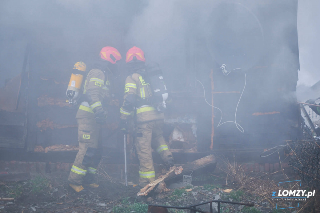 W pożarze drewnianego domu zginął mężczyzna [VIDEO i FOTO]