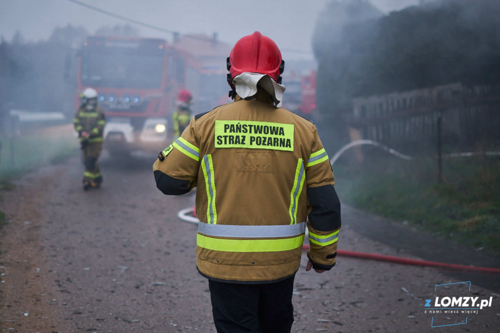W pożarze drewnianego domu zginął mężczyzna [VIDEO i FOTO]