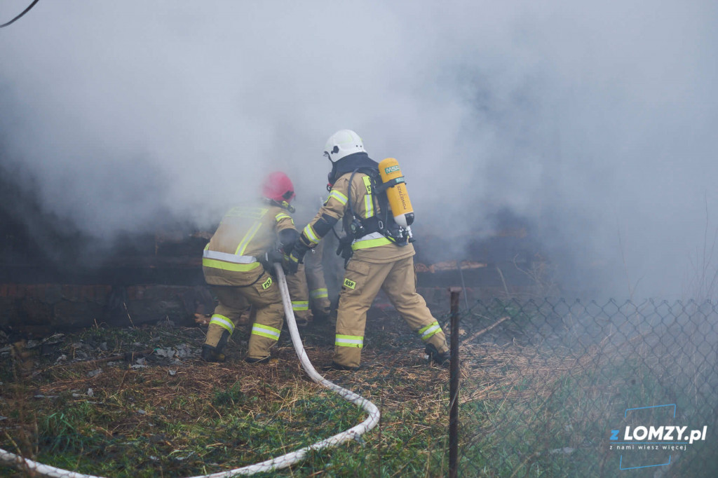 W pożarze drewnianego domu zginął mężczyzna [VIDEO i FOTO]