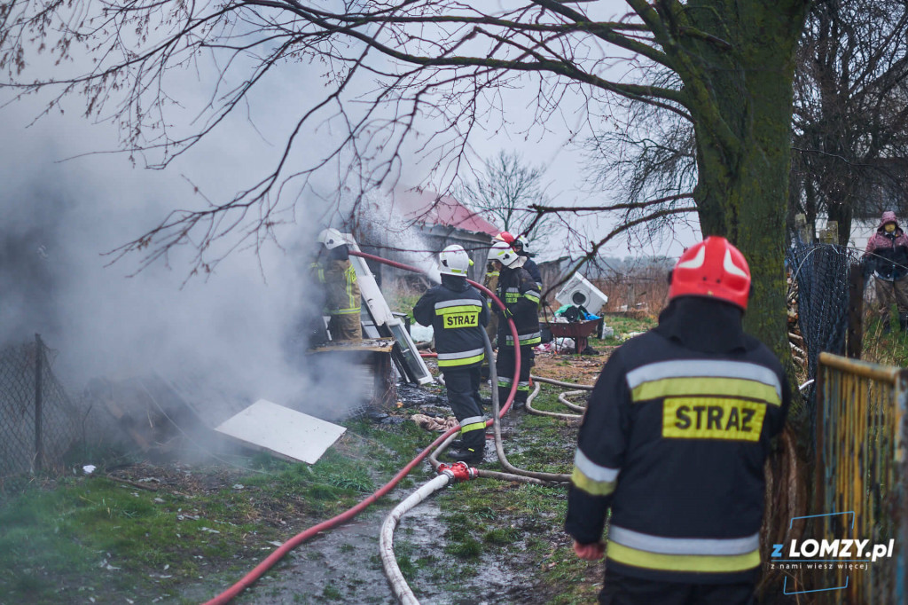 W pożarze drewnianego domu zginął mężczyzna [VIDEO i FOTO]