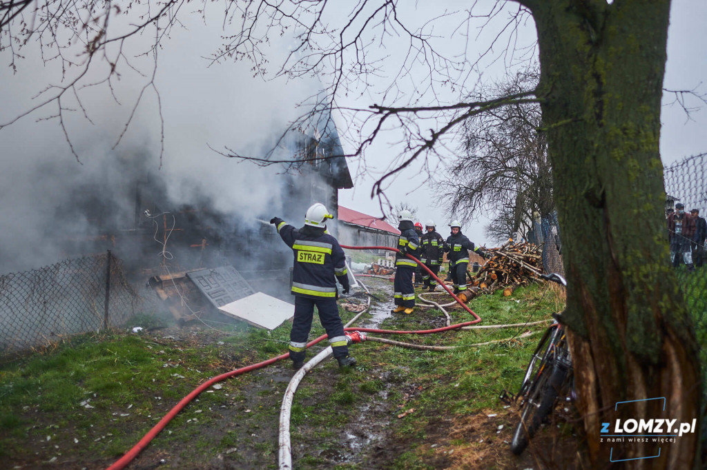 W pożarze drewnianego domu zginął mężczyzna [VIDEO i FOTO]