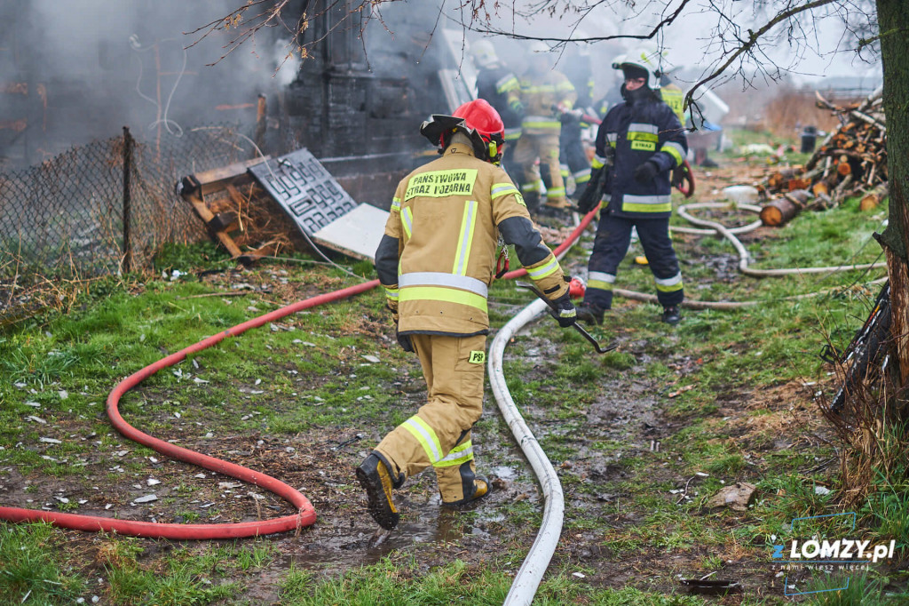 W pożarze drewnianego domu zginął mężczyzna [VIDEO i FOTO]
