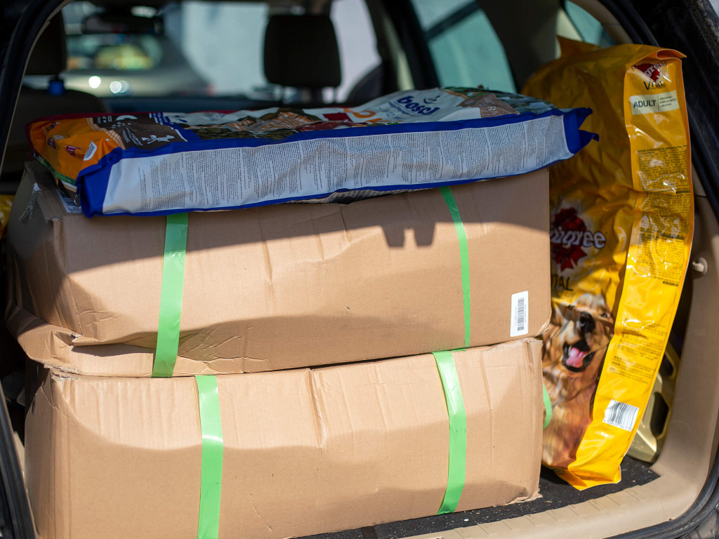 Prawie pół tony karmy dla schroniska Arka [FOTO]