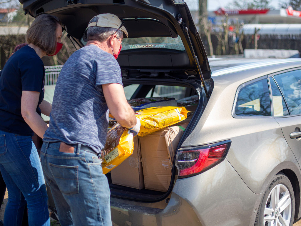 Prawie pół tony karmy dla schroniska Arka [FOTO]