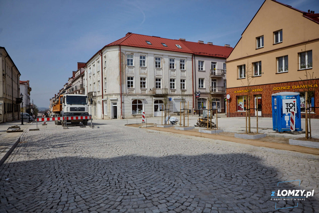 Na Dworną wracają drzewa i kostka brukowa [FOTO]
