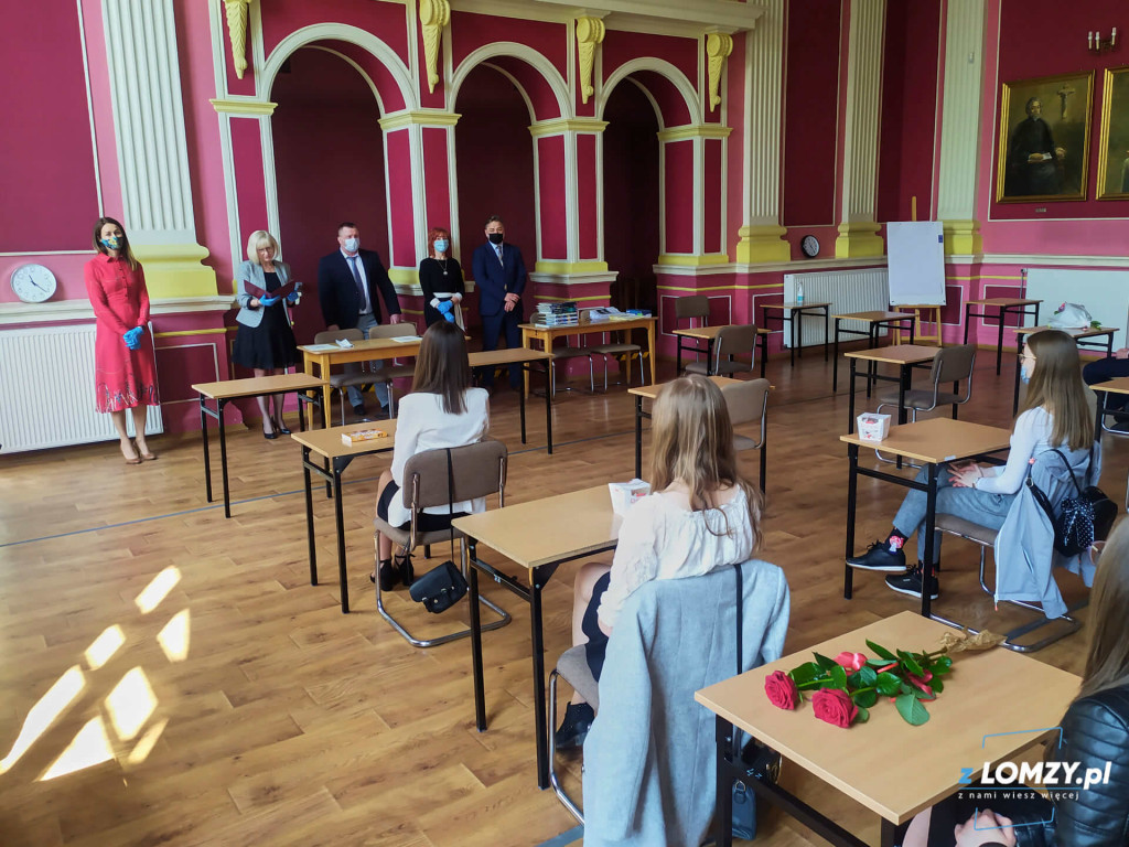 Do dorosłości już tylko jeden krok... Maturzyści zakończyli rok szkolny [FOTO]