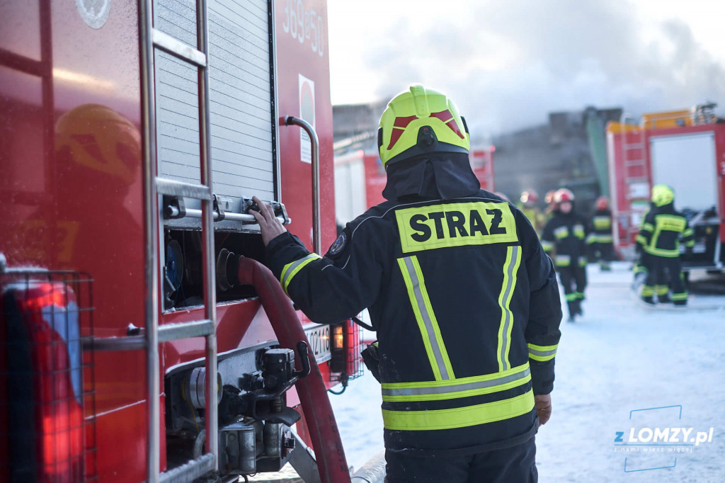 Gdy wszyscy uciekają oni zostają na miejscu! Dzisiaj dzień strażaka! [FOTO]