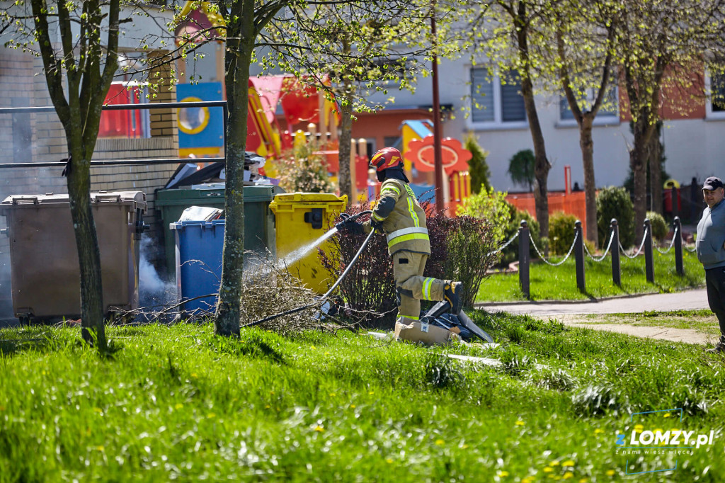 Patrz co wyrzucasz! Pożar śmietnika przy Sybiraków [FOTO]