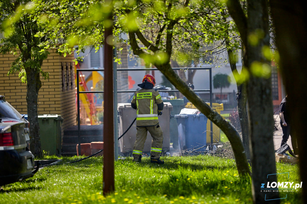 Patrz co wyrzucasz! Pożar śmietnika przy Sybiraków [FOTO]