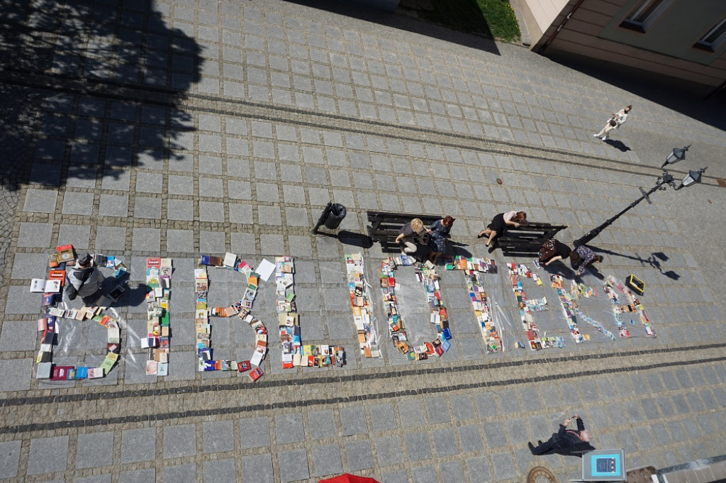 Biblioteczny happening książkowy! [FOTO]