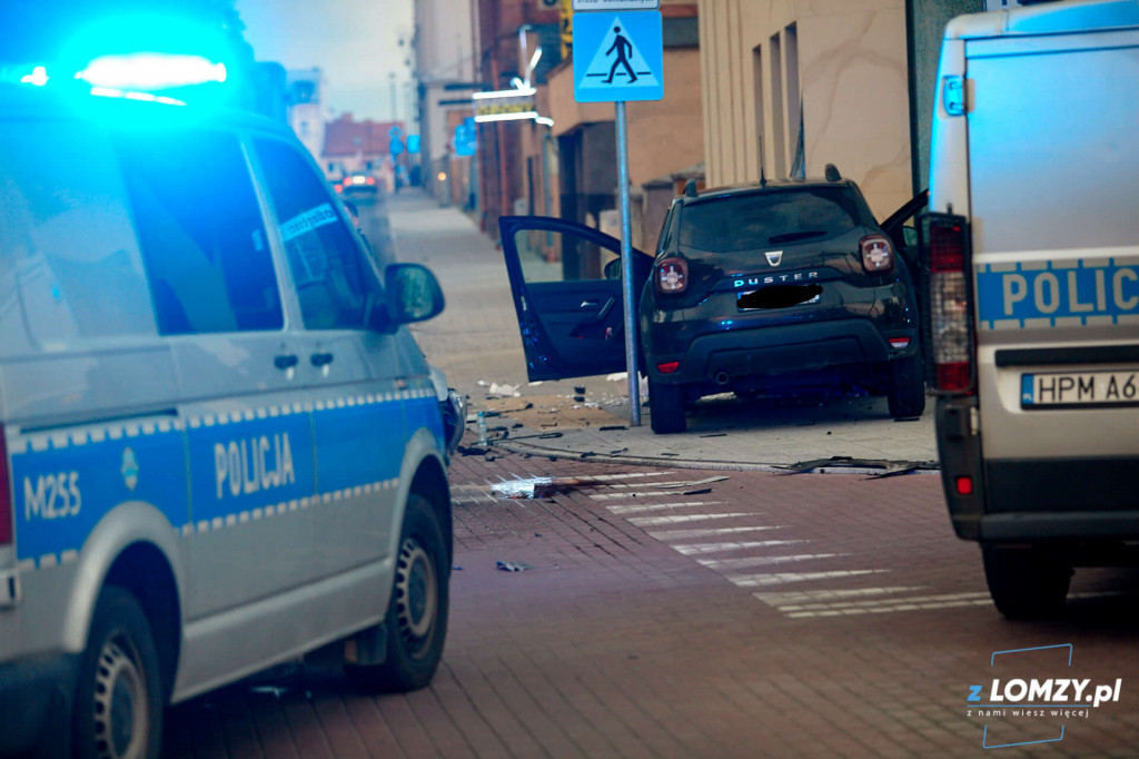 Po zderzeniu jeden z pojazdów wbił się w budynek [FOTO]