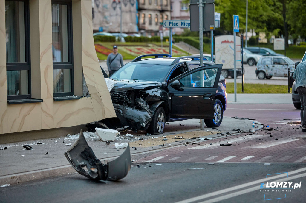 Po zderzeniu jeden z pojazdów wbił się w budynek [FOTO]