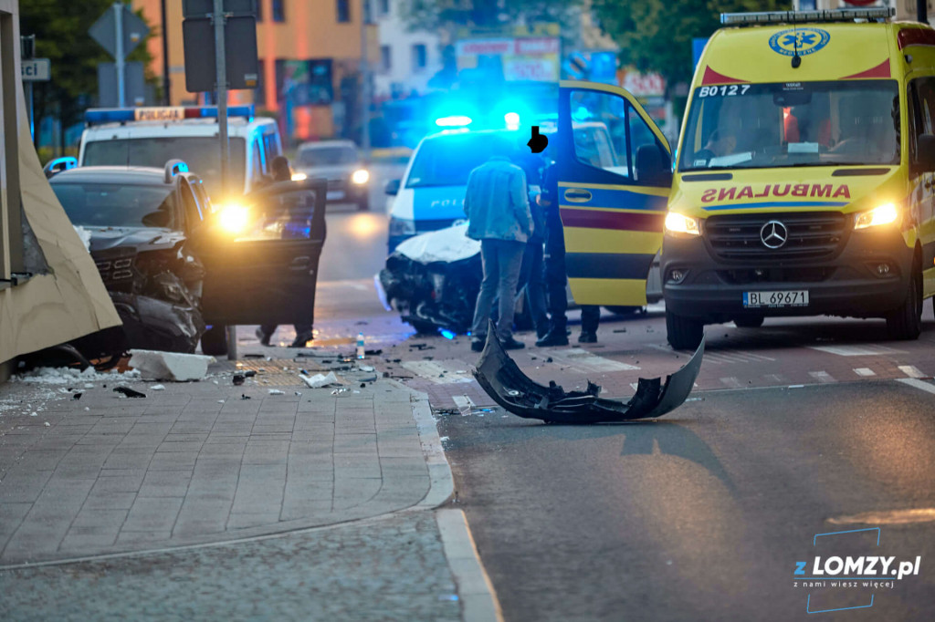 Po zderzeniu jeden z pojazdów wbił się w budynek [FOTO]