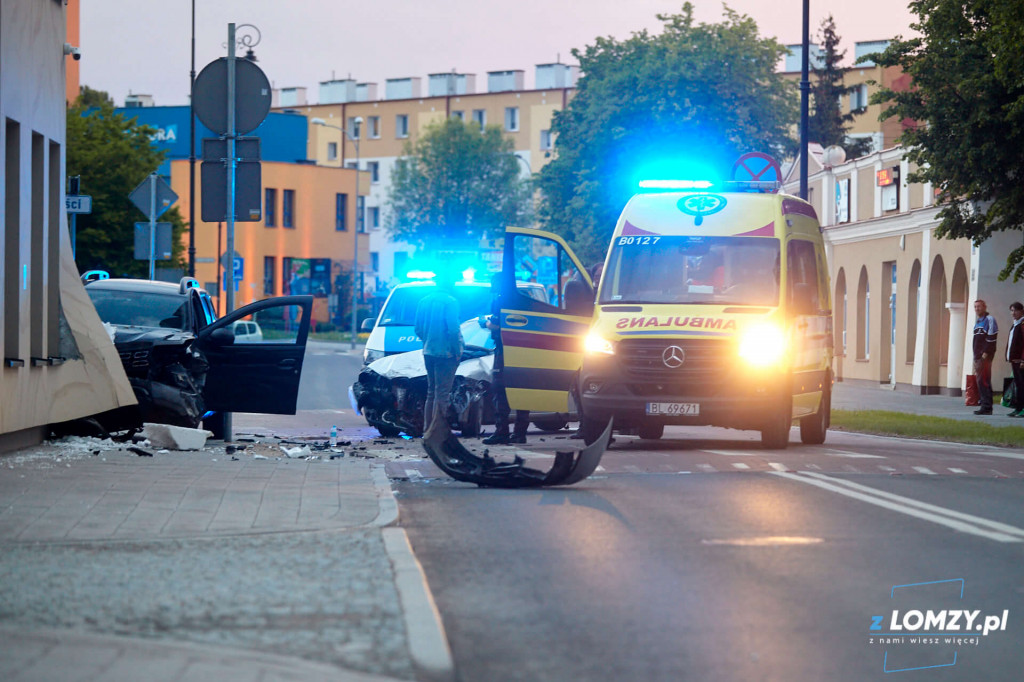 Po zderzeniu jeden z pojazdów wbił się w budynek [FOTO]