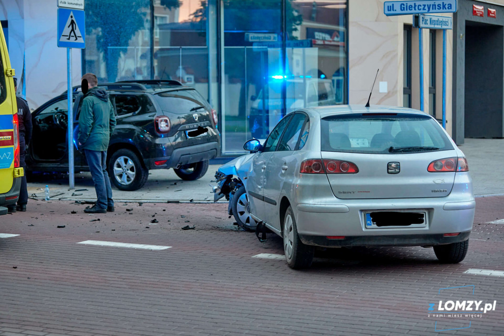 Po zderzeniu jeden z pojazdów wbił się w budynek [FOTO]