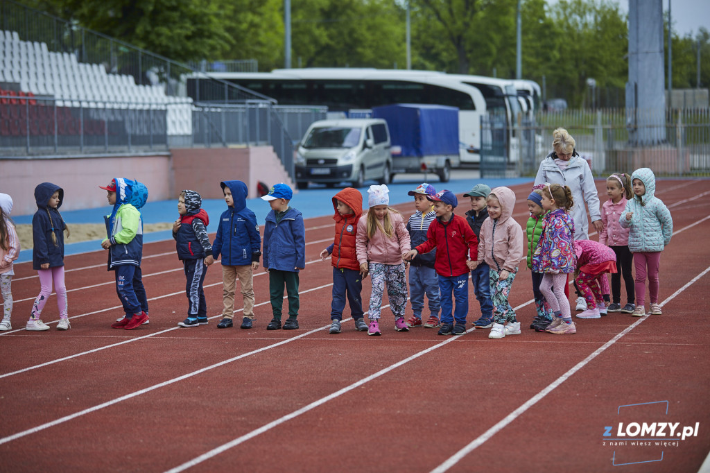 Dzień Dziecka na stadionie w Łomży - przedszkolaki