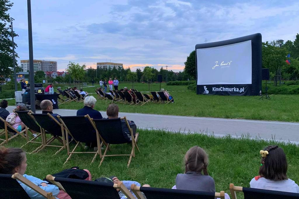 Z muzyką i kinem plenerowym wspominano pielgrzymkę Jana Pawła II do Łomży [FOTO]