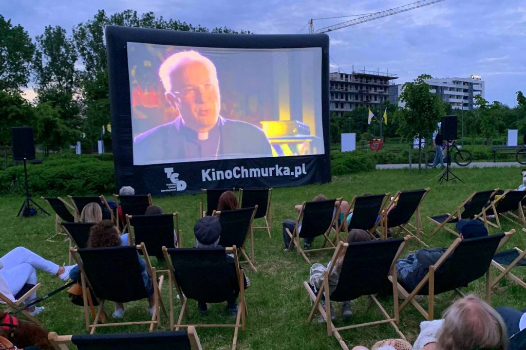 Z muzyką i kinem plenerowym wspominano pielgrzymkę Jana Pawła II do Łomży [FOTO]