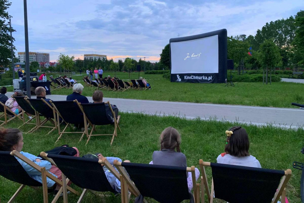Z muzyką i kinem plenerowym wspominano pielgrzymkę Jana Pawła II do Łomży [FOTO]