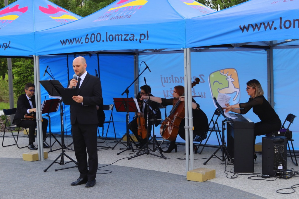 Z muzyką i kinem plenerowym wspominano pielgrzymkę Jana Pawła II do Łomży [FOTO]