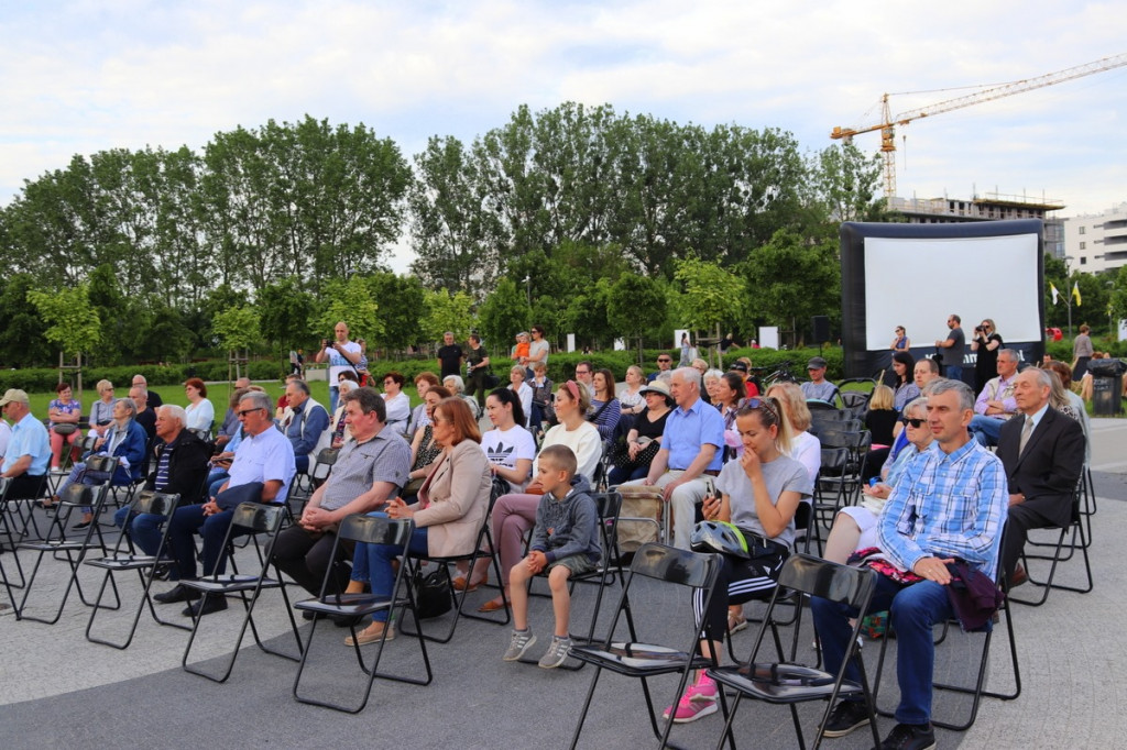 Z muzyką i kinem plenerowym wspominano pielgrzymkę Jana Pawła II do Łomży [FOTO]