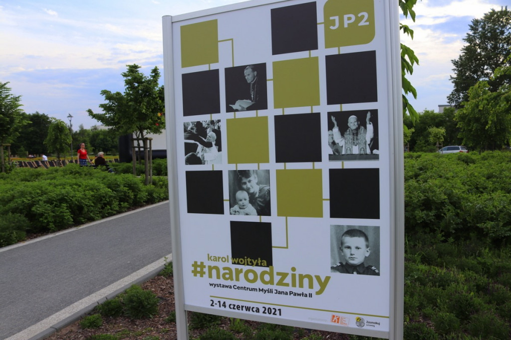 Z muzyką i kinem plenerowym wspominano pielgrzymkę Jana Pawła II do Łomży [FOTO]
