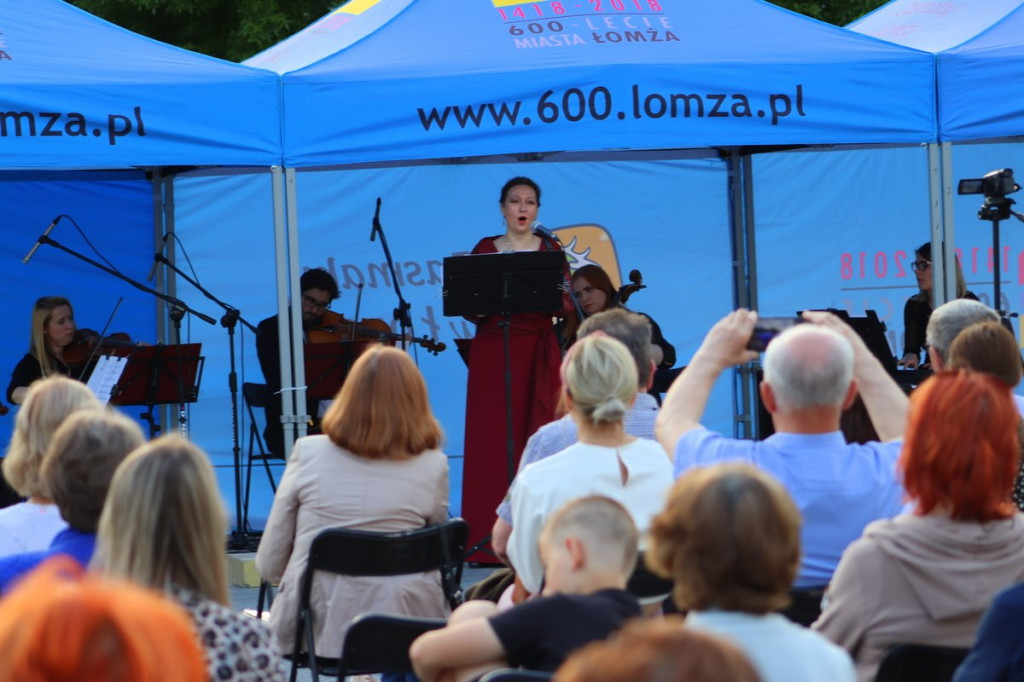 Z muzyką i kinem plenerowym wspominano pielgrzymkę Jana Pawła II do Łomży [FOTO]