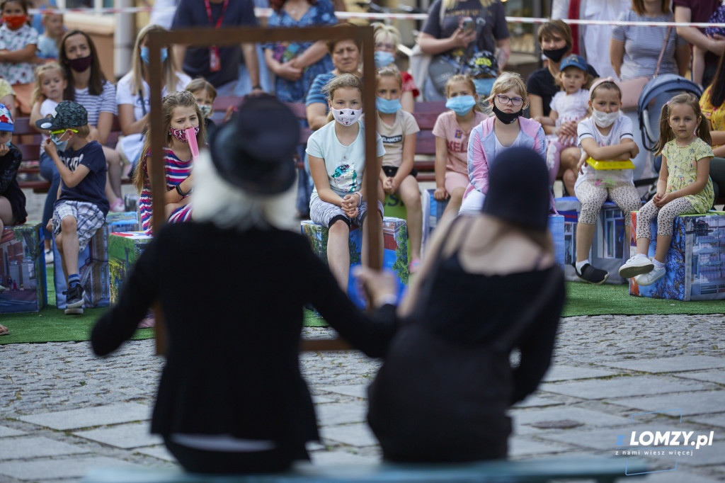 Teatr Nikoli i Księżycowa Droga na ul. Długiej w Łomży [FOTO]