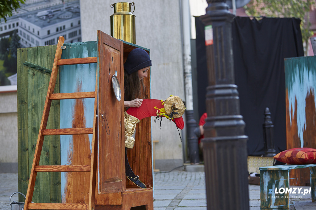 Teatr Nikoli i Księżycowa Droga na ul. Długiej w Łomży [FOTO]