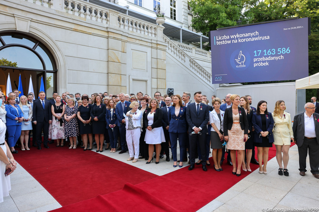 Odznaczenia od Andrzeja Dudy dla pracowników szpitala w Łomży [VIDEO i FOTO]
