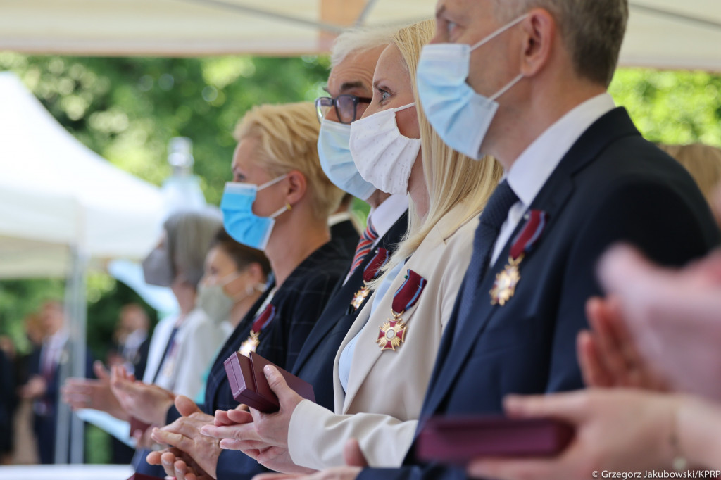 Odznaczenia od Andrzeja Dudy dla pracowników szpitala w Łomży [VIDEO i FOTO]