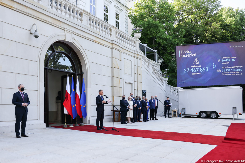 Odznaczenia od Andrzeja Dudy dla pracowników szpitala w Łomży [VIDEO i FOTO]