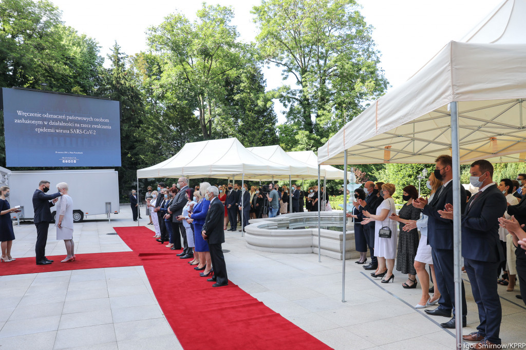 Odznaczenia od Andrzeja Dudy dla pracowników szpitala w Łomży [VIDEO i FOTO]