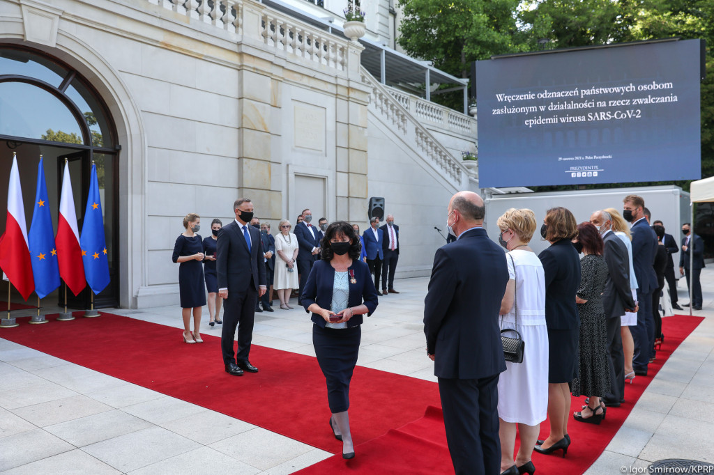 Odznaczenia od Andrzeja Dudy dla pracowników szpitala w Łomży [VIDEO i FOTO]