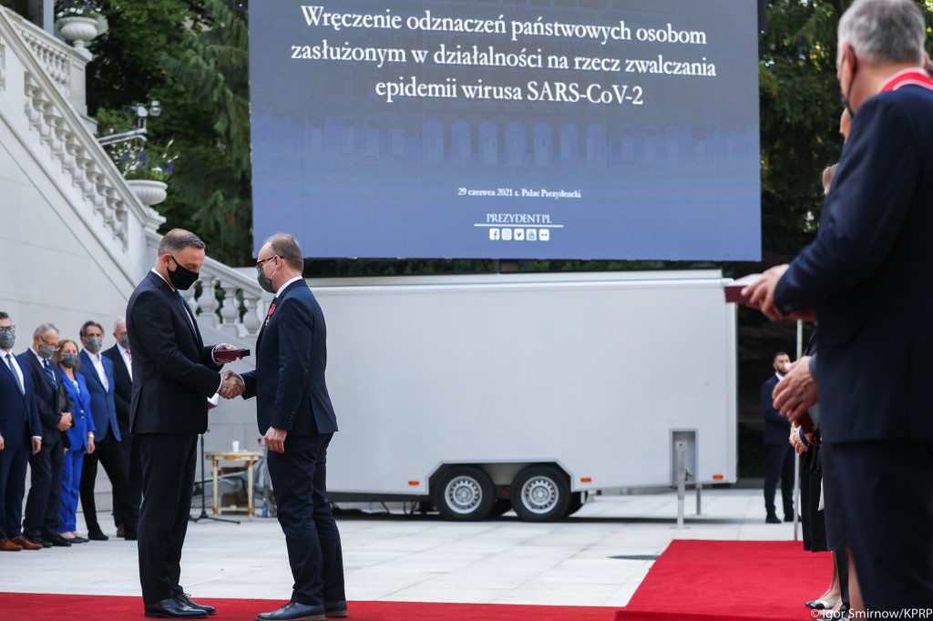 Odznaczenia od Andrzeja Dudy dla pracowników szpitala w Łomży [VIDEO i FOTO]