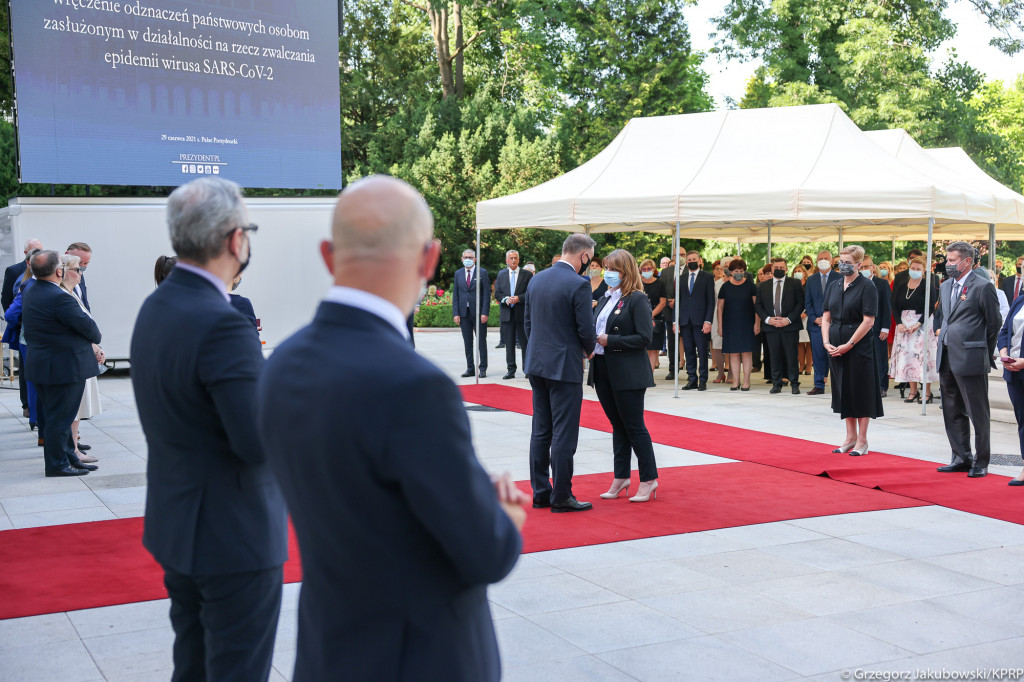 Odznaczenia od Andrzeja Dudy dla pracowników szpitala w Łomży [VIDEO i FOTO]
