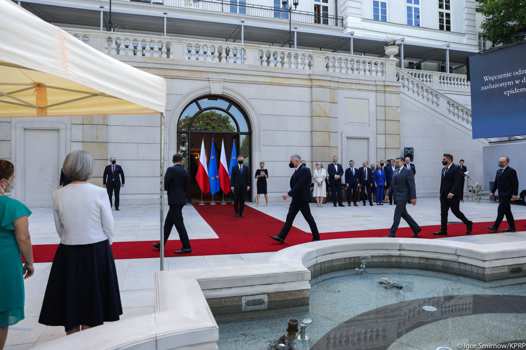 Odznaczenia od Andrzeja Dudy dla pracowników szpitala w Łomży [VIDEO i FOTO]